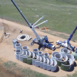 Se culminó con la colocación sobre bases de las torres de hormigón del Parque Eólico Cerro Grande