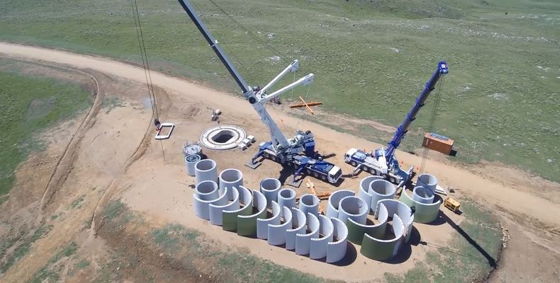 Se culminó con la colocación sobre bases de las torres de hormigón del Parque Eólico Cerro Grande